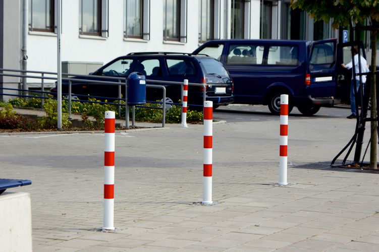 Parkeerpaal rond vast